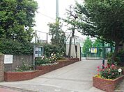 渋谷区立松濤中学校 徒歩13分。 970m