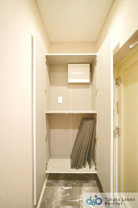 シューズボックス付きの玄関は、家族分の靴を整理しやすい空間。来客時も落ち着いた印象を与えます。