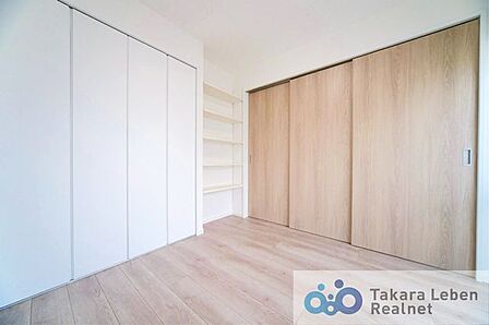 洋室約4.6帖。お子さまのお部屋や、集中して作業をする際のお部屋など、様々な用途での使用が期待できます。