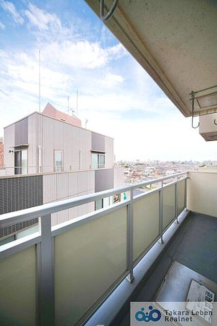 爽やかな風が吹き、採光にも恵まれてますので思わずお部屋の外へ出たくなる、そんなバルコニーです。心地良さに包まれ、日々の暮らしをより鮮やかに彩ります。