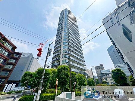 東京メトロ千代田線「乃木坂」駅徒歩約2分。2019年1月築、総戸数88戸25階建タワーレジデンス。