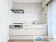 調理スペースと収納を備え、日々の食事づくりを支えるキッチンです。