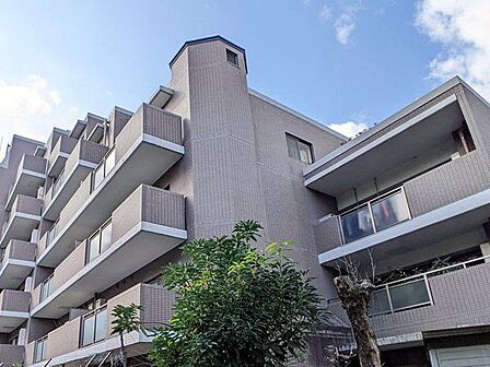 山手線「高田馬場」駅徒歩14分。甘泉園公園の豊かな緑が背後に広がる閑静な佇まいです。