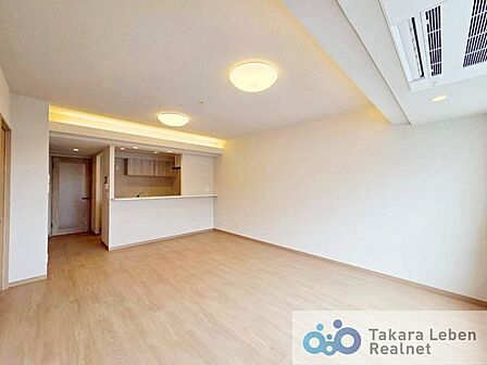 キッチンからリビング全体を見渡すことができます。各居室では独立性を保ちながらも、リビングでは家族が一緒に寛げる空間に。お子様が成長した後も、大切な時間をお過ごしいただけますね。