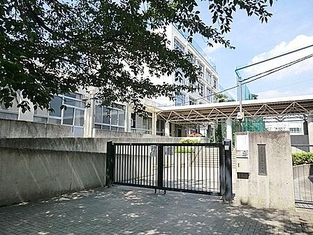 新宿区立落合第二中学校 徒歩11分。 860m