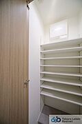 玄関収納を備え、靴や外出用品をすっきり整理しやすい使い勝手の良い空間です。