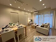 全洋室と隣接した振り分けタイプのLDKです。容量豊富なリビング収納付き