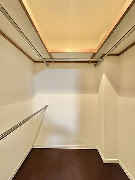 洋室約7.0帖:日常使いの衣類から小物類まで整理しやすいウォークインクローゼットを備えています。