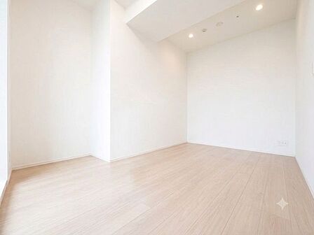 廊下側洋室約6.0帖：落ち着いた雰囲気が広がる居室は、寝室やワークスペースとしての利用も。