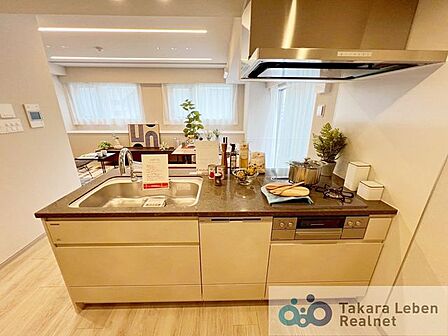 嬉しい3口コンロ。ビルトイン食器洗浄機の為場所を取らず忙しい朝も快適になります。