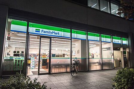 ファミリーマート晴海二丁目／S店 徒歩0分。 1m