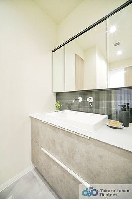 シンプルで明るい洗面脱衣所は、どなたでも使いやすい設計。身支度から洗濯まで、日々の生活をサポートします。