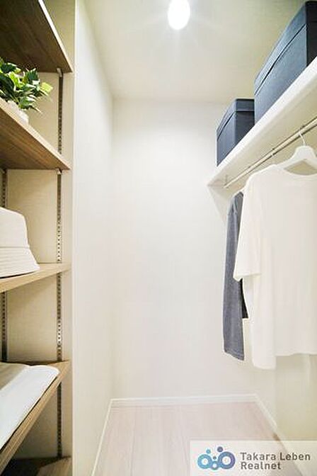 洋室約6.1帖。季節ごとの衣類を収納できるマルチウォークインクローゼット。