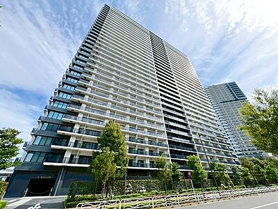 外観:ゆりかもめ線【有明駅】徒歩4分の33階建タワーマンション。スーパーが入る商業施設が併設されています。 外観:ゆりかもめ線【有明駅】徒歩4分の33階建タワーマンション。スーパーが入る商業施設が併設されています。