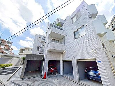 外観：小田急線「東北沢」駅から徒歩約3分の好立地。駅近ながら静かで落ち着いた住環境。日当りも良好です。