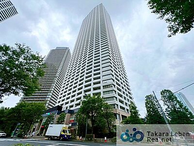 外観:大江戸線「西新宿五丁目」駅から徒歩7分。総戸数954戸60階建大規模タワーレジデンス。 外観:大江戸線「西新宿五丁目」駅から徒歩7分。総戸数954戸60階建大規模タワーレジデンス。