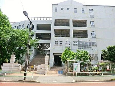 新宿区立四谷第六小学校 徒歩9分。 720m