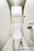 ウォシュレット機能付きで日々のトイレ使用が一段と快適に！衛生的なトイレ環境を実現することが可能です。