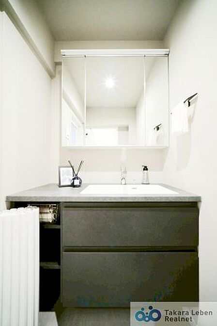 シンプルですっきりしたデザインの洗面台。無駄がなく、使い勝手の良い仕様となっております。