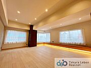大きな窓から明るい光を取り込むリビング。毎日の団らんをやさしく彩ります。