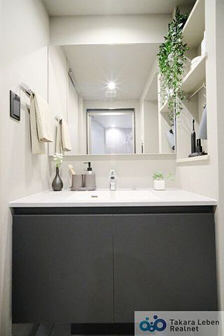 清潔感のある洗面室は、毎日使う場所だからこそ使い勝手にも配慮されています。
