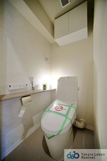すっきりとしたデザインのトイレで、限られた空間を有効に活用できる設計です。