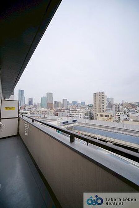 開放感のあるバルコニーで、空を眺めながらゆったりとした時間を過ごせます。