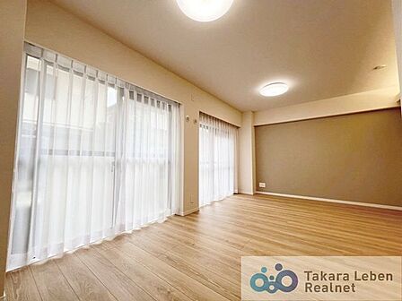 採光をたっぷり取り込むリビングは、朝から夕方まで明るい雰囲気が広がります。