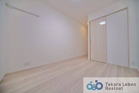 洋室約6.2帖:家具のレイアウトがしやすい居室で、自分らしい空間づくりを楽しめそうです。