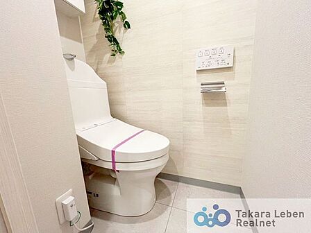 ウォシュレット機能付きで日々のトイレ使用が一段と快適に!衛生的なトイレ環境を実現することが可能です。