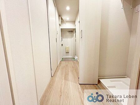 廊下スペース。ここからリビング、洋室、バスルーム、トイレに直行できます。