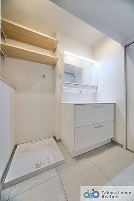 鏡裏にも収納可能な三面鏡洗面化粧台