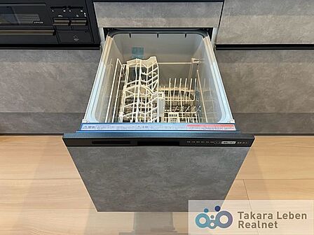 【食器洗浄乾燥機】食器を並べてスイッチを押すだけ。後はおご家族との楽しいひと時をお過ごしください。