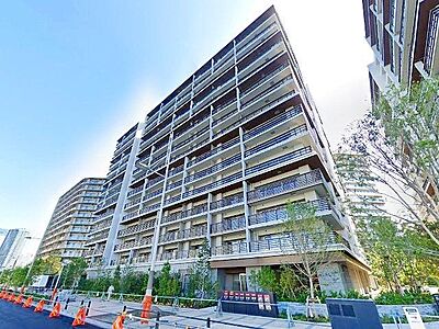 外観：都営大江戸線「勝どき」駅利用。人気の湾岸エリアに佇む大規模マンション。日当り良く開放感のある立地。