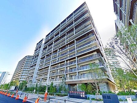 都営大江戸線「勝どき」駅利用。人気の湾岸エリアに佇む大規模マンション。日当り良く開放感のある立地。