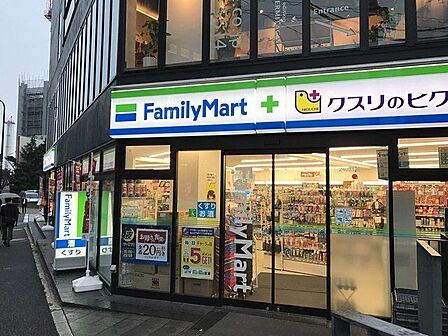 ファミリーマート+クスリのヒグチ恵比寿アメリカ橋店 徒歩4分。 320m