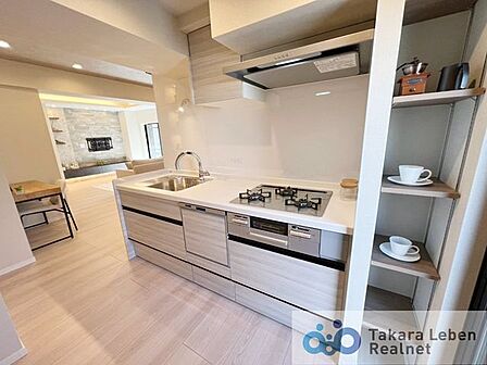 高所も活用した収納棚あり。棚の高さを調節できる可動棚です。