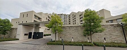 重厚感あるファサードと豊かな植栽が調和する風格漂うレジデンス