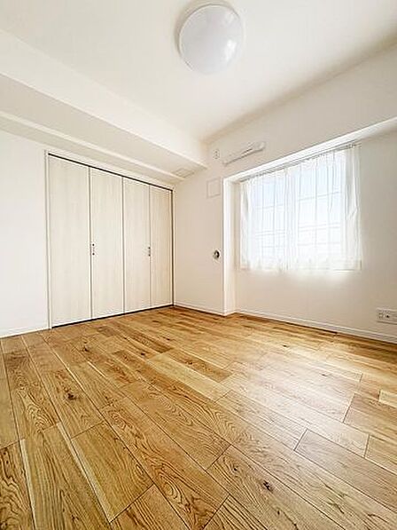 採光の取れた洋室は、日中も明るく心地よい印象。居室としてお使いいただける、バランスの良い空間です。