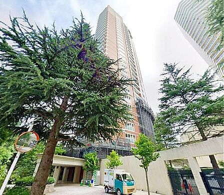 街に馴染みつつも確かな存在感を放つ、洗練された外観。シンプルながらも細部まで配慮されたデザインが、上質な暮らしへの期待を高めます。