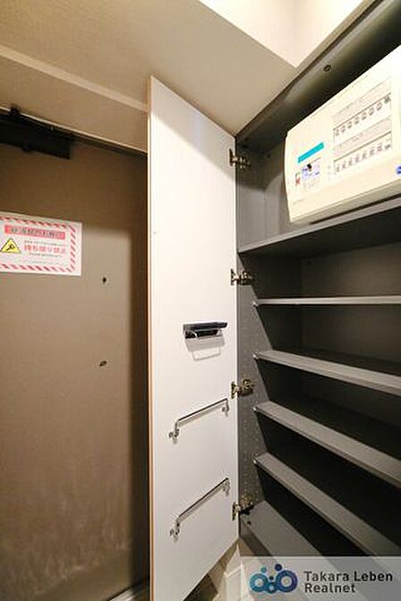 収納力のあるトールサイズのシューズボックスが据え付けられているので靴の収納に困りません。