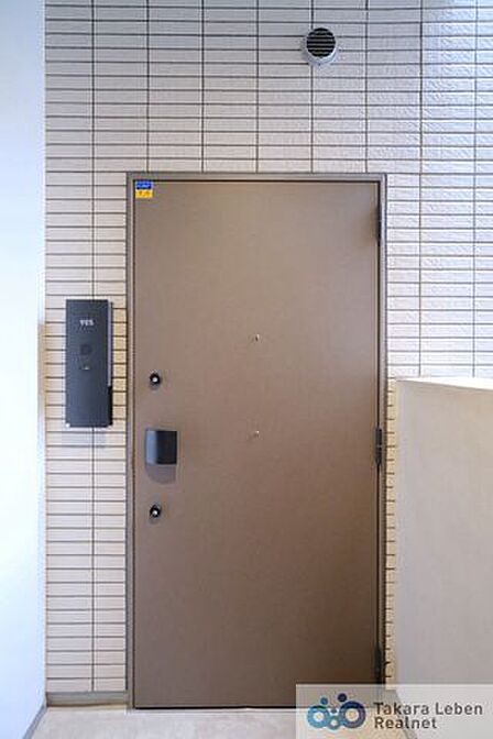 落ち着いた雰囲気の玄関。毎日の外出や帰宅の際にも気持ちを落ち着かせてくれる空間になりそうですね。