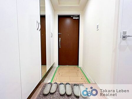 シンプルで使いやすい玄関は、住まい全体をすっきりと見せてくれます。日々の暮らしに自然と馴染む空間です。
