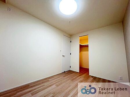 落ち着いた色合いでまとめられた洋室は、くつろぎの時間を過ごす居室としておすすめ。自分だけの空間を演出できます。