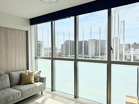 家族が集まる場所だからこそ、採光と通風を確保した心地よいリビングとなっております。自然と家族皆が揃い、笑顔が溢れる場となりそうです。※掲載画像はバーチャルステージングによるイメージ画像です