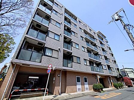 洗練されたフォルムと柔らかな印象を併せ持つ外観デザイン。街並みに自然と溶け込みながら、居住者様を優しく迎え入れます。