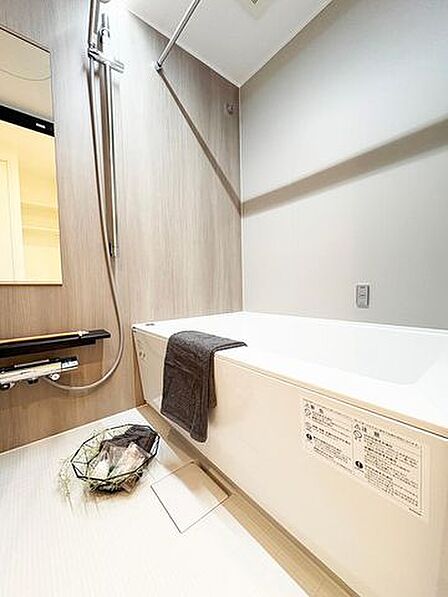 シンプルかつ、清潔さを感じさせるバスルーム。浴室乾燥機機能も付いている為、雨風がある際の室内干し等にご利用いただけます。