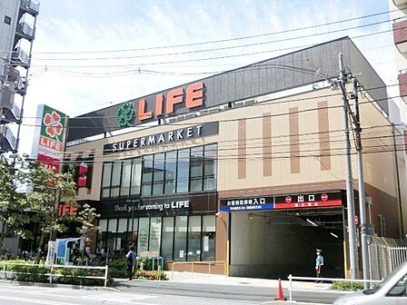ライフ若松河田駅前店 徒歩2分。 170m