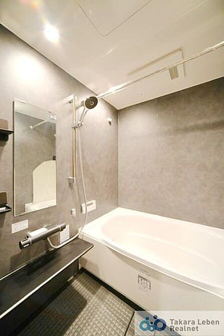 ゆったり湯船に浸かりたい人も、ササっとシャワーで済ませたい人も。住まわれる方、皆が心地よくお過ごしいただけるバスルームです。
