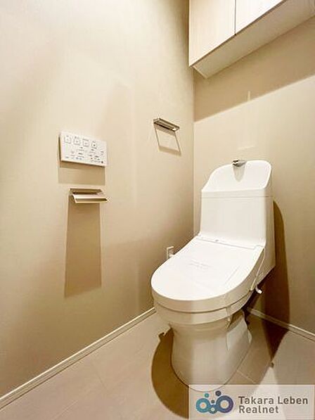 ウォシュレット機能付きで日々のトイレ使用が一段と快適に!衛生的なトイレ環境を実現することが可能です。